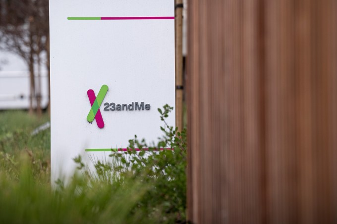 تابلویی بیرون دفتر 23andMe در کالیفرنیا که دفتر شرکت را در پسزمینه نشان میدهد